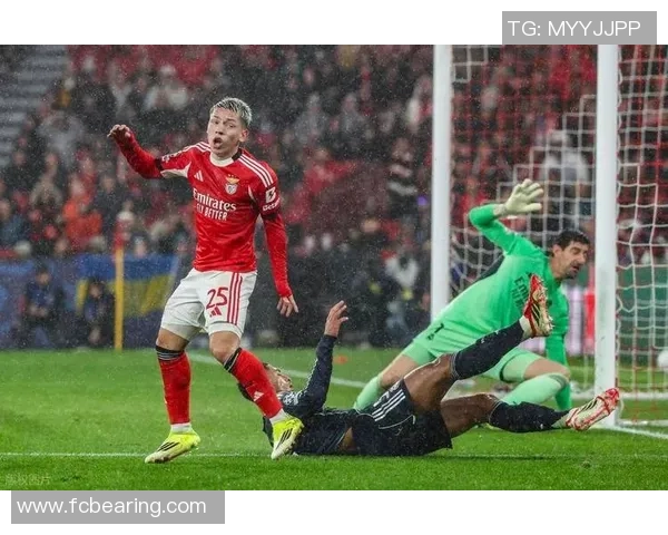 友谊赛精彩对决本菲卡与巴黎圣日耳曼平局红牌事件引发全场热议 友谊赛精彩对决本菲卡与巴黎圣日耳曼平局红牌事件引发全场热议