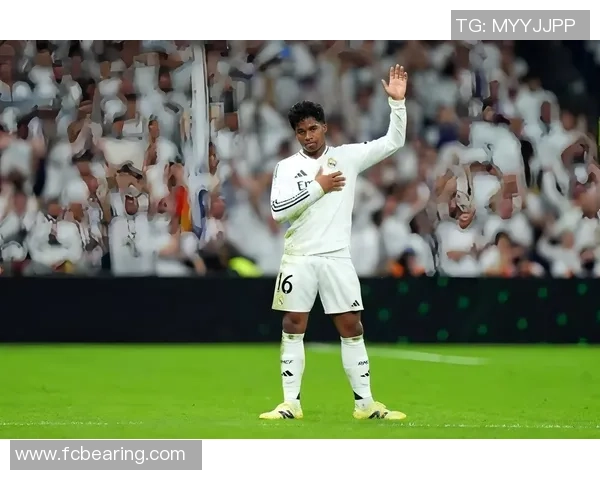 里昂主场逆转皇马上演帽子戏法精彩瞬间引发全场狂欢 里昂主场逆转皇马上演帽子戏法精彩瞬间引发全场狂欢